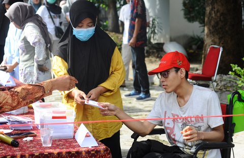 FOTO: Penyandang Difabel Berkursi Roda Gunakan Hak Pilih pada Pilkada Serentak 2024