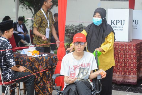 FOTO: Penyandang Difabel Berkursi Roda Gunakan Hak Pilih pada Pilkada Serentak 2024