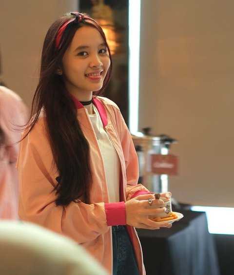 Kana Sybilla Bramantyo putri pertama dari Zaskia Adya Mecca dan Hanung Bramantyo makin berani tampil dengan mengikuti kompetisi Gadis Sampul 2024.