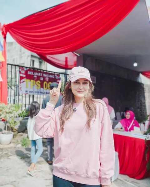 Indonesia menggelar Pilkada 2024 pada 27 November 2024. Sejumlah artis pamer jari ungu setelah nyoblos di TPS dari BCL, Luna Maya, hingga Raffi Ahmad. (Foto: Dok. Instagram @itsmebcl)
