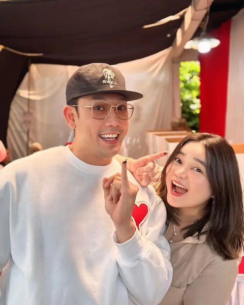 Indonesia menggelar Pilkada 2024 pada 27 November 2024. Sejumlah artis pamer jari ungu setelah nyoblos di TPS dari BCL, Luna Maya, hingga Raffi Ahmad. (Foto: Dok. Instagram @itsmebcl)