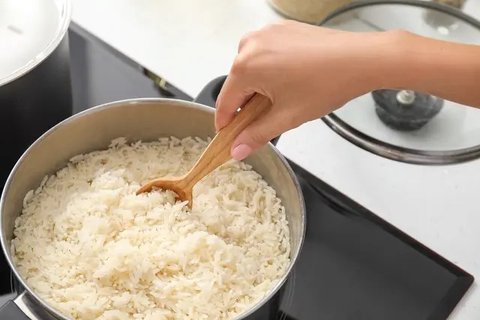 Pemerintah akan membagikan secara gratis Alat Memasak Berbasis Listrik (AML) yang berbentuk penanak nasi (rice cooker). Foto: Freepik