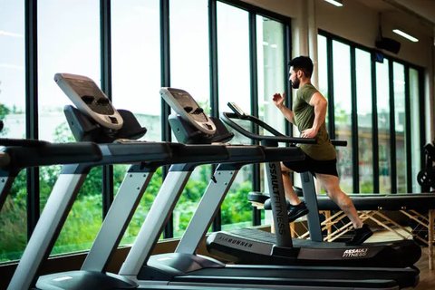 Ilustrasi fitness di gym. (Photo by Anatase Maragos on Unsplash)