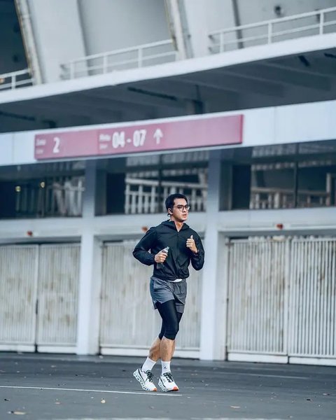 Ricky Harun berbagi tips gaya hidup sehat seiring usia. Ia menyorot pentingnya berolahraga rutin dan menjaga pola makan karena you are what you eat. (Foto: Dok. Instagram @rickyharun)
