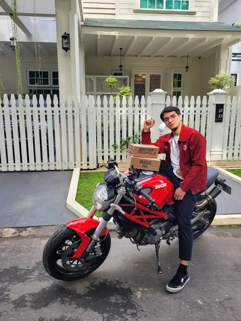 Ricky Harun berbagi tips gaya hidup sehat seiring usia. Ia menyorot pentingnya berolahraga rutin dan menjaga pola makan karena you are what you eat. (Foto: Dok. Instagram @rickyharun)