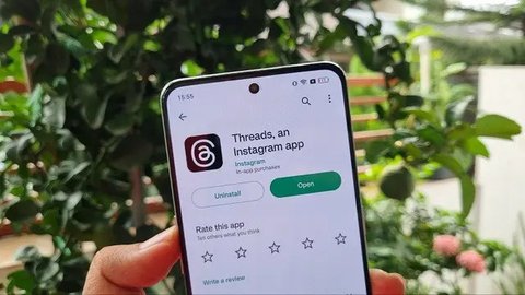Membuka aplikasi Threads Instagram di Play Store pada Kamis (6/7/2023). (Liputan6.com/Laudia Tysara)