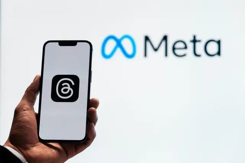 Membuka aplikasi Threads Instagram di Play Store pada Kamis (6/7/2023). (Liputan6.com/Laudia Tysara)