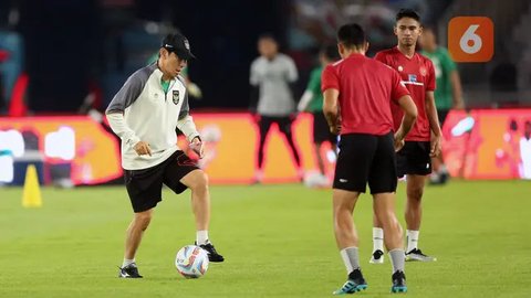 Pelatih Timnas Indonesia Shin Tae-yong dan pemain Marselino Ferdinan saat menghadiri sesi konferensi pers selepas kemenangan atas Arab Saudi dalam lanjutan putaran 3 Kualifikasi Piala Duni