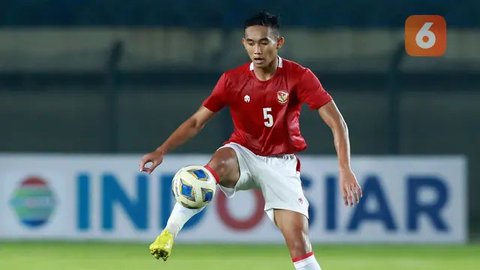 Pemain Timnas Indonesia, Rizky Ridho, berusaha menghentikan laju pemain Arab Saudi, Firas Al-Buraikan, pada pertandingan lanjutan putaran ketiga Kualifikasi Piala Dunia 2026 Zona Asia di Stad