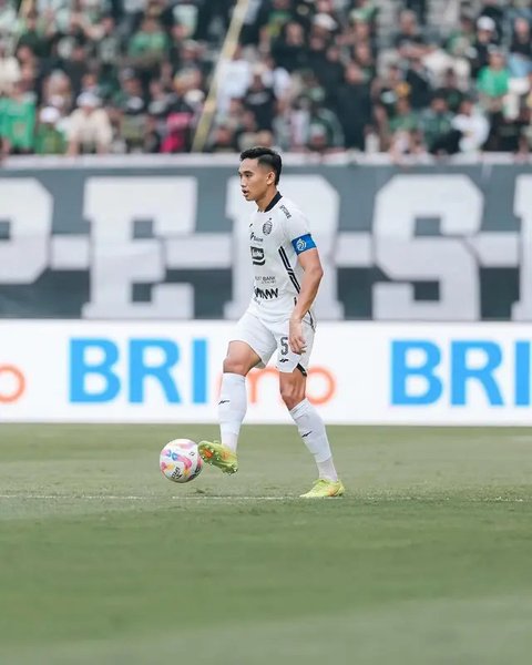 Pemain Timnas Indonesia, Rizky Ridho, berusaha menghentikan laju pemain Arab Saudi, Firas Al-Buraikan, pada pertandingan lanjutan putaran ketiga Kualifikasi Piala Dunia 2026 Zona Asia di Stad