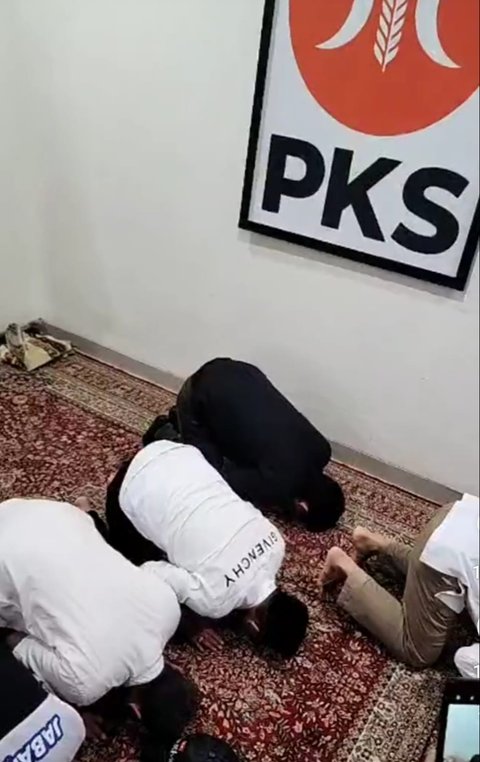 Pantau Hasi Quick Count, Lucky Hakim Sujud Syukur usai Kalahkan Anak eks Kapolri Jenderal Da'i Bachtiar