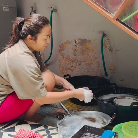 Ditinggal Pembantu, Soimah Ngomel-ngomel Sambil Cuci Piring 'Aku Sudah Biasa Hidup Begini'