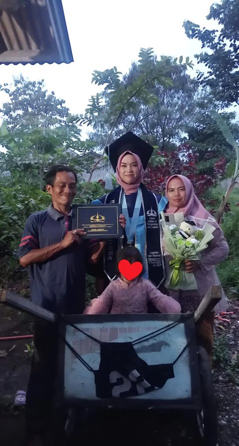 Cewek ini Berhasil jadi Sarjana lalu Difoto di Atas Gerobak