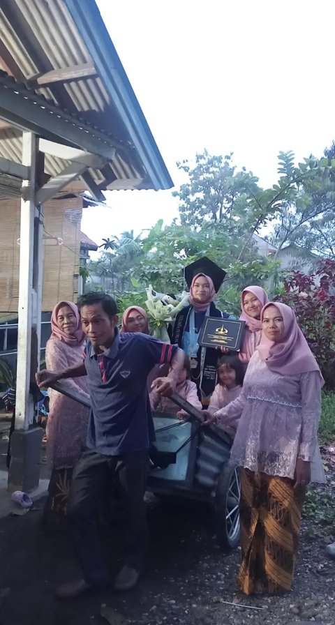 Cewek ini Berhasil jadi Sarjana lalu Difoto di Atas Gerobak