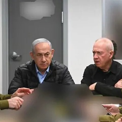 Foto selebaran yang dirilis kantor PM Benjamin Netanyahu pada 26 Oktober 2024, memperlihatkan dia bertemu dengan Menteri Pertahanan Yoav Gallant dan komandan IDF di bunker di bawah pangkalan