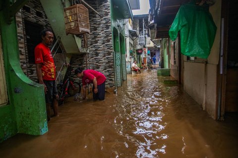 FOTO: Penampakan Banjir 2 Meter Akibat Luapan Ciliwung di Kebon Pala Mulai Surut