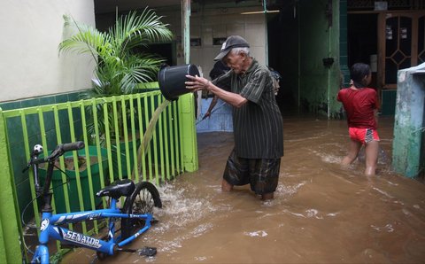 FOTO: Penampakan Banjir 2 Meter Akibat Luapan Ciliwung di Kebon Pala Mulai Surut