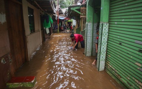 FOTO: Penampakan Banjir 2 Meter Akibat Luapan Ciliwung di Kebon Pala Mulai Surut