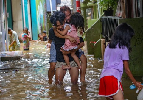 FOTO: Penampakan Banjir 2 Meter Akibat Luapan Ciliwung di Kebon Pala Mulai Surut