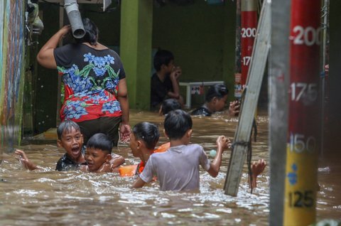 FOTO: Penampakan Banjir 2 Meter Akibat Luapan Ciliwung di Kebon Pala Mulai Surut