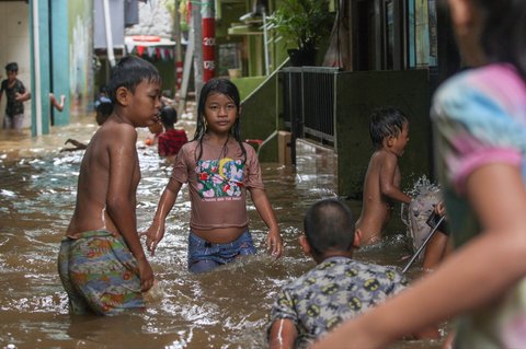 FOTO: Penampakan Banjir 2 Meter Akibat Luapan Ciliwung di Kebon Pala Mulai Surut