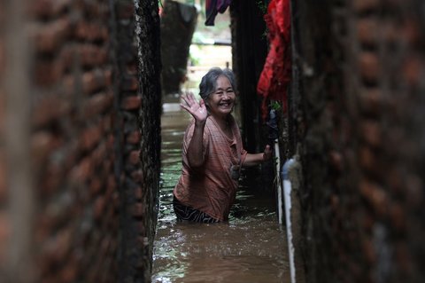 FOTO: Penampakan Banjir 2 Meter Akibat Luapan Ciliwung di Kebon Pala Mulai Surut