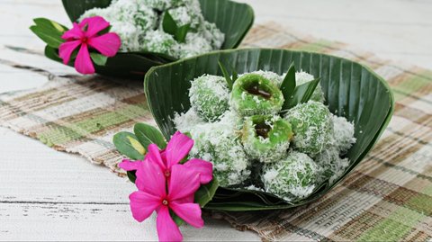 Filosofi Klepon, Makanan Bulat Hijau dengan Balutan Kelapa yang Penuh Kelembutan, Kejutan, dan Makna Kehidupan