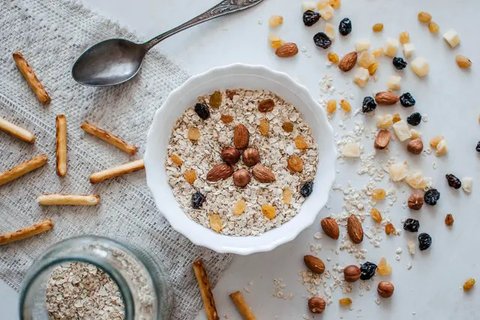Ilustrasi overnight oat. (dok. Mariana Ibanez/Unsplash.com)