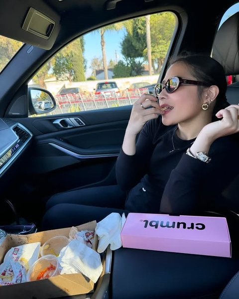 7 Potret Prilly Latuconsina Liburan di Amerika, Road Trip - Pose Cantik Sambil Isi Bensin