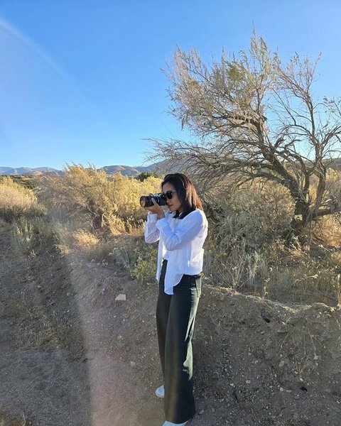 7 Potret Prilly Latuconsina Liburan di Amerika, Road Trip - Pose Cantik Sambil Isi Bensin