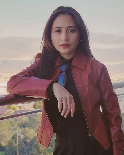 7 Potret Prilly Latuconsina Liburan di Amerika, Road Trip - Pose Cantik Sambil Isi Bensin