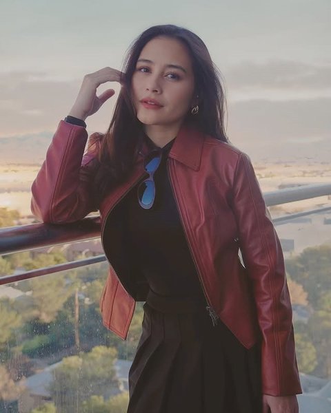 7 Potret Prilly Latuconsina Liburan di Amerika, Road Trip - Pose Cantik Sambil Isi Bensin