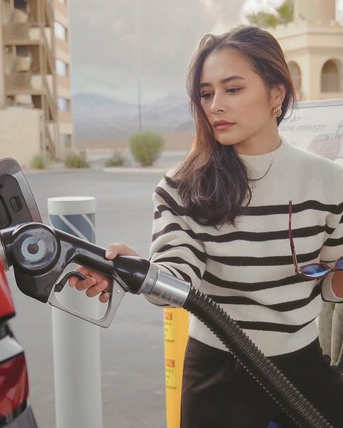 7 Potret Prilly Latuconsina Liburan di Amerika, Road Trip - Pose Cantik Sambil Isi Bensin
