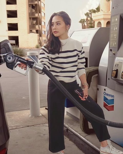 7 Potret Prilly Latuconsina Liburan di Amerika, Road Trip - Pose Cantik Sambil Isi Bensin