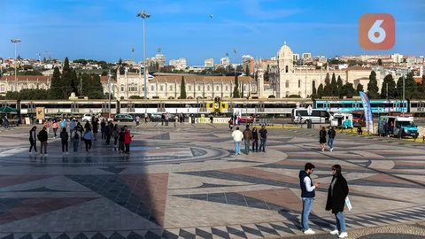 Banyak tempat menarik yang bisa dikunjungi saat menyambangi Belem, Portugal. Namun, ada salah dua yang wajib didatangi saat berwisata ke sana, yaitu Monumen Penjelajahan dan Menara Belem. (Bola.com/Bagaskara Lazuardi)