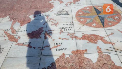 Hal yang menarik perhatian adalah peta penjelajahan Portugis. Di sana tergambar jelas peta Indonesia bersama tahun masuknya para pelayar Portugis yang dipimpin oleh Alfonso de Albuquerque. (Bola.com/Bagaskara Lazuardi)