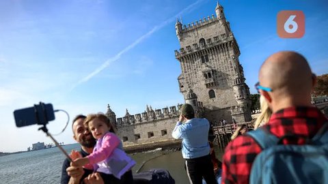 Tempat lain yang tak kalah menarik adalah Menara Belem. Peninggalan yang dibangun pada awal abad ke-16 sebagai pemanara pemantau tersebut masih kukuh berdiri dengan badan bangunan yang terendam air. (Bola.com/Bagaskara Lazuardi)