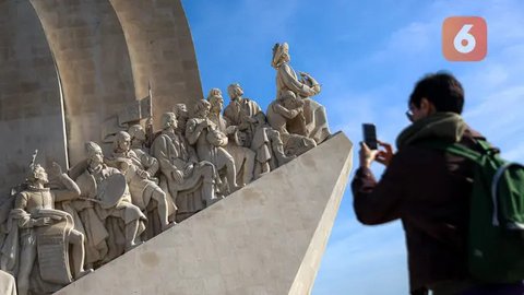 Kawasan Belem menjadi tempat wajib saat berkunjung ke Portugal. Pasalnya, daerah tersebut menjadi saksi kejayaan bangsa Portugis sebagai kaum penjelajah dunia. Hal yang menarik perhatian adalah peta penjelajahan Portugis. Di sana tergambar jelas peta Indonesia bersama tahun masuknya para pelayar Portugis yang dipimpin oleh Alfonso de Albuquerque. (Bola.com/Bagaskara Lazuardi)