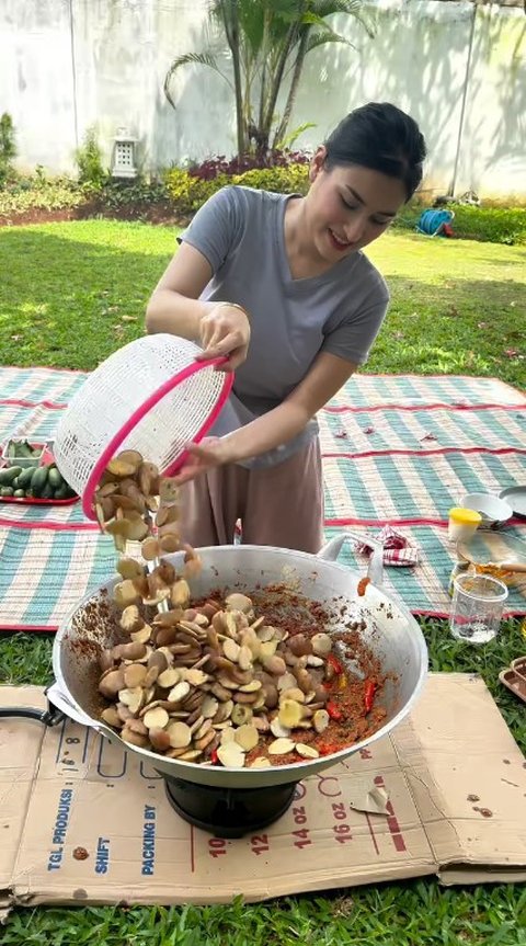 Sederet Potret Angbeen Rishi Masak Besar untuk Karyawan, dari 5 kg Jengkol - Puluhan Ikan Lele