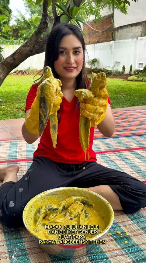 Sederet Potret Angbeen Rishi Masak Besar untuk Karyawan, dari 5 kg Jengkol - Puluhan Ikan Lele