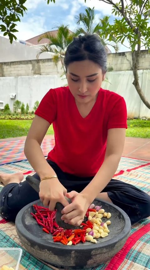 Sederet Potret Angbeen Rishi Masak Besar untuk Karyawan, dari 5 kg Jengkol - Puluhan Ikan Lele