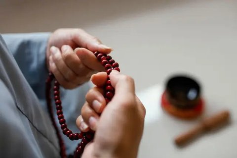 Ilustrasi Islami, muslimah, bersyukur. (Photo created by KamranAydinov on www.freepik.com)