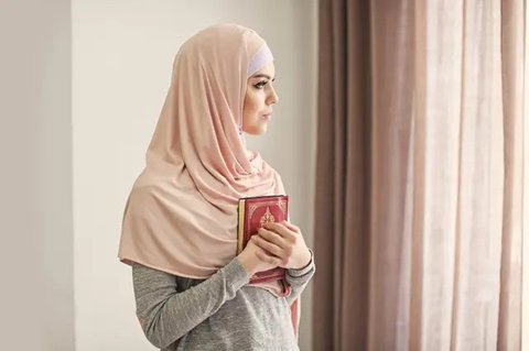 Ilustrasi Islami, muslimah, bersyukur. (Photo created by KamranAydinov on www.freepik.com)