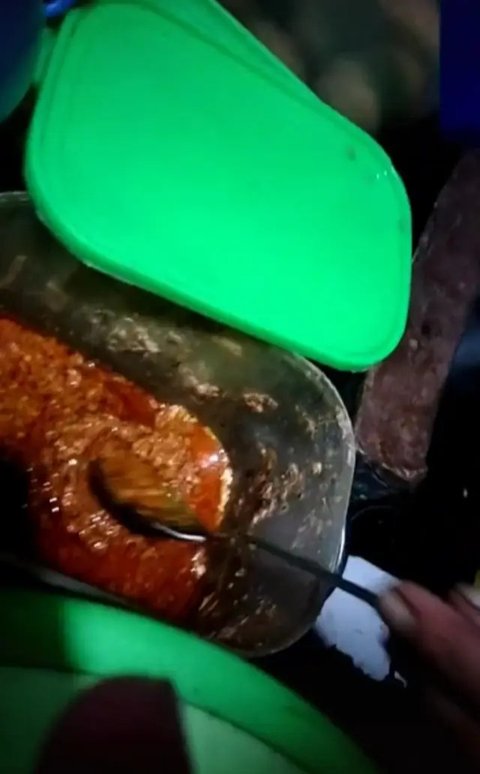Video viral tempat makan diduga cuci piring pakai air penuh sampah. (dok. tangkapan layar video TikTok @noname_27277/