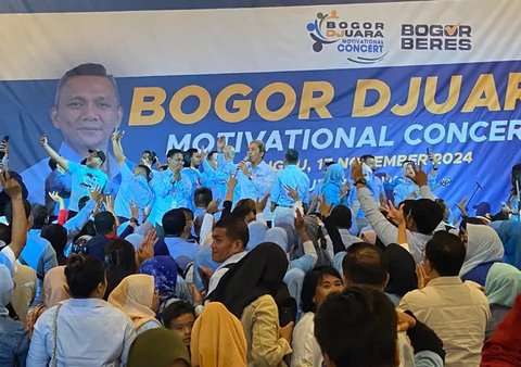Ratusan pendukung mengiringi keberangkatan pasangan bakal calon wali kota-wakil wali kota Dedie Abdul Rachim dan Jenal Mutaqin untuk mendaftar ke KPU Kota Bogor. (Liputan6.com/Achmad Sudarno)