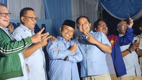 Paslon Supian-Chandra didampingi para pendukungnya usai pengambilan nomor urut Pilkada Kota Depok yang digelar KPUD Depok di Hotel Bumi Wiyata. (Liputan6.com/Dicky Agung Prihanto)