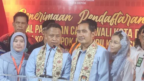 Paslon Supian-Chandra didampingi para pendukungnya usai pengambilan nomor urut Pilkada Kota Depok yang digelar KPUD Depok di Hotel Bumi Wiyata. (Liputan6.com/Dicky Agung Prihanto)