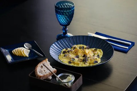 Roti gandum panggang dengan salmon asap dan potongan alpukat bisa jadi salah satu menu sarapan lainnya untuk diet Mediterania. (Foto: Mediterranean Living)