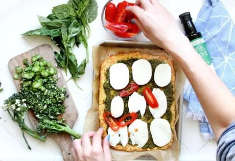 Roti gandum panggang dengan salmon asap dan potongan alpukat bisa jadi salah satu menu sarapan lainnya untuk diet Mediterania. (Foto: Mediterranean Living)