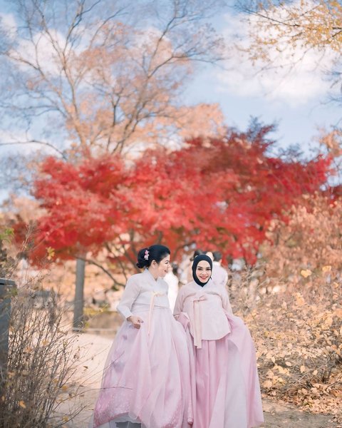 Potret Cantik Mami Rieta Amilia dan Desiree Tarigan Pakai Handbok di Korea, Bestie Awet Muda